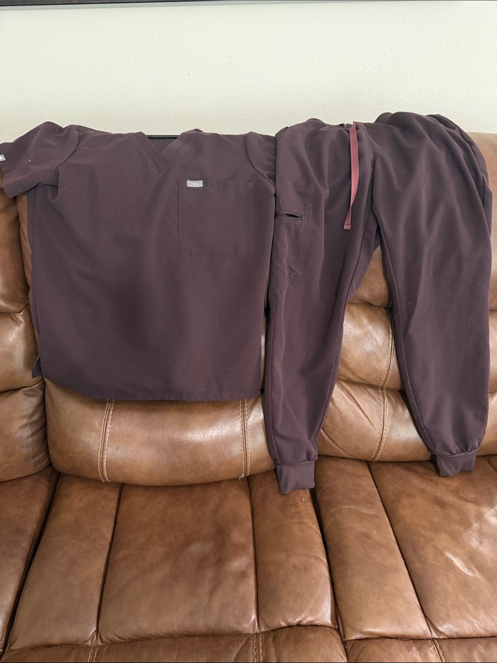 Women’s figs dark Brown Jogger scrub set size small